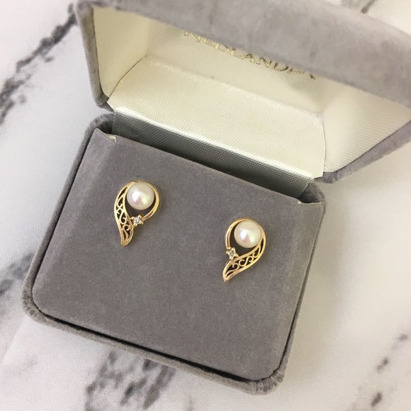 Friedlander’s Jewelry - NOT FOR SALE VTG 90s 14K Gold Pearl & Diamond Earrings.